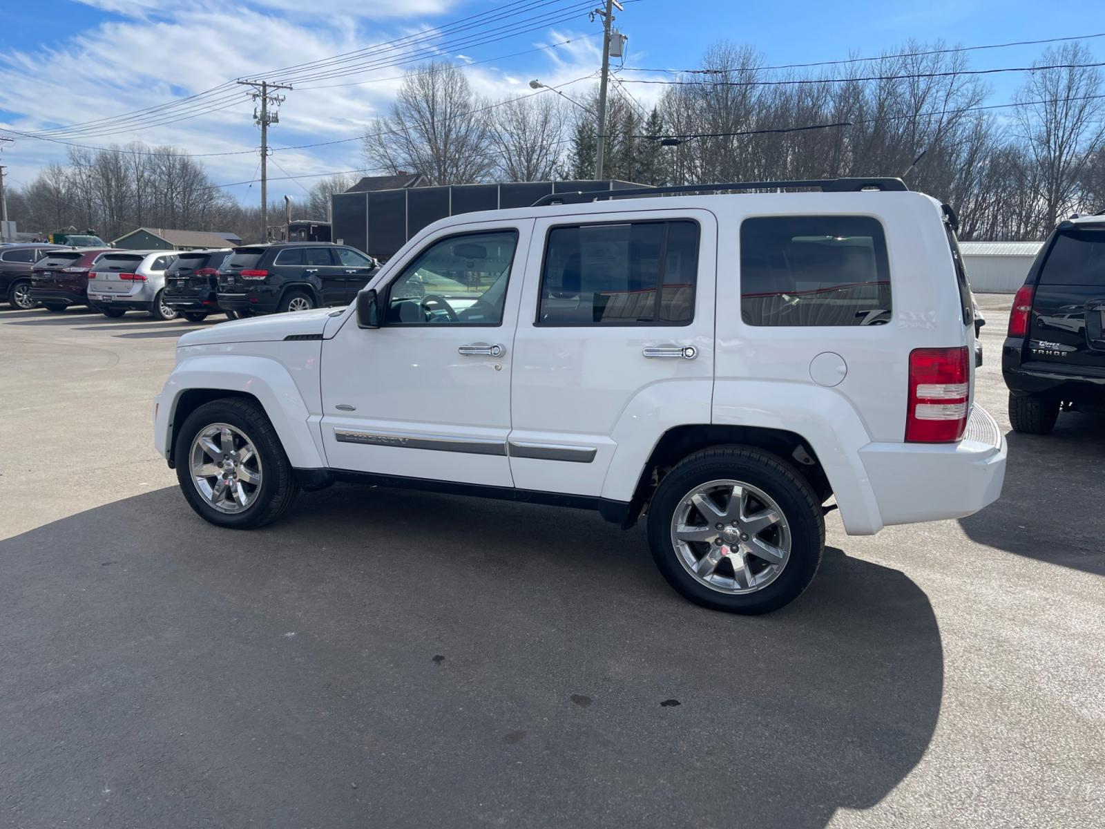 2012 White /Black Jeep Liberty Latitude 4WD (1C4PJMAK0CW) with an 3.7L V6 SOHC 12V engine, 4-Speed Automatic transmission, located at 547 E. Main St., Orwell, OH, 44076, (440) 437-5893, 41.535435, -80.847855 - Photo #13
